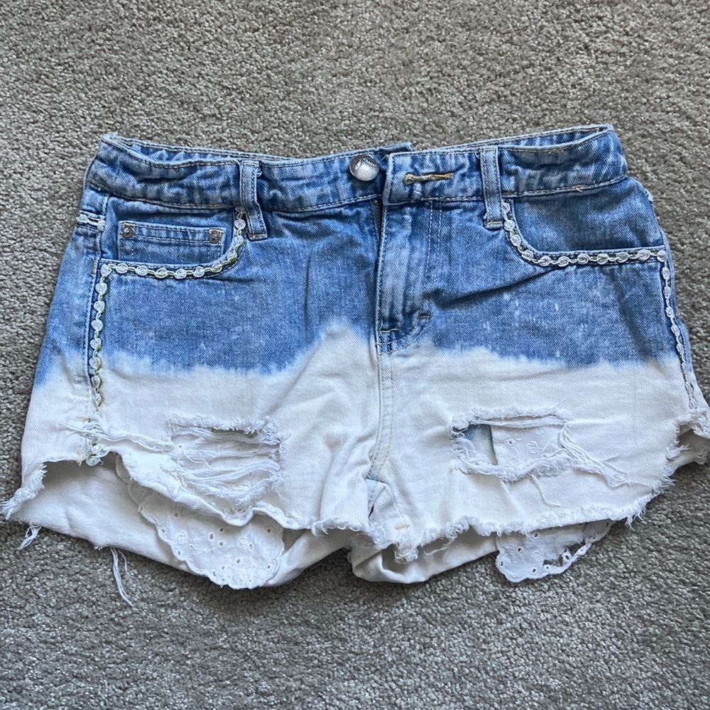 Free people
Dip dye Jean shorts
Size 24
Preowned